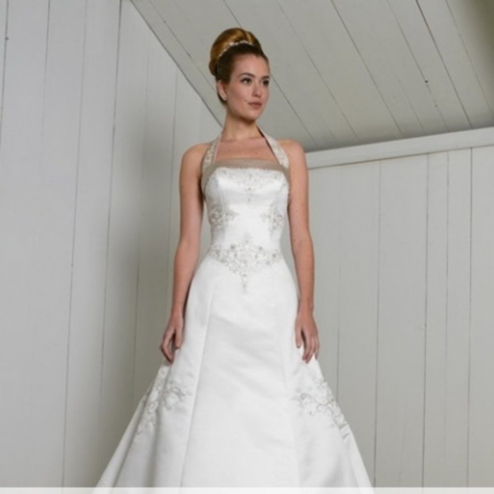 WEDDING GOWN WOMENS DRESS SIZE 4 ( WEDDING GOWN SIZE 8)